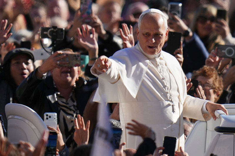 [바티칸시=AP/뉴시스]레오 14세 교황이 5일 바티칸 성 베드로 광장에서 일반 청중을 맞이하고 있다. 그는 4일 구금된 이민자들에 대한 처우와 관련, 미국에 "깊은 반성"을 촉구하며 "어떤 문제도 일으키지 않고 수년 간 살아온 많은 사람들이 현재 일어나고 있는 일들에 큰 영향을 받고 있다"고 말했다. 2025.11.05.