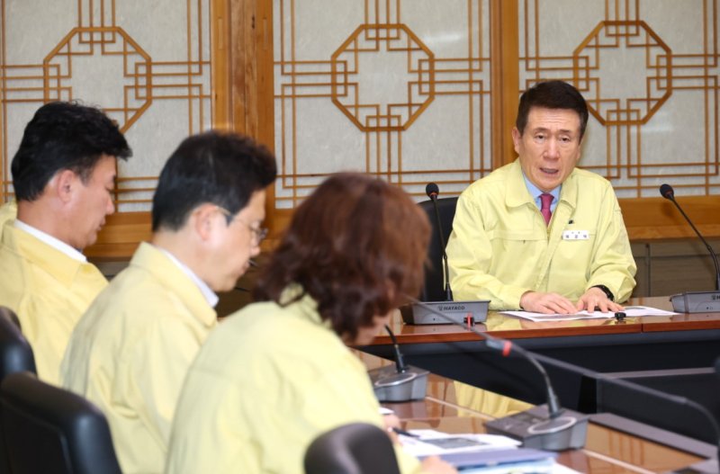 [포항=뉴시스] 송종욱 기자 = 포항시는 5일 포스코 포항제철소 불산 유출 사고와 관련해 이강덕 시장 주재로 긴급 대책 회의를 개최했다. (사진=포항시 제공) 2025.11.05. photo@newsis.com