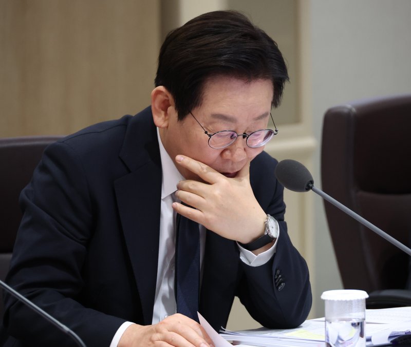 [서울=뉴시스] 고범준 기자 = 이재명 대통령이 4일 서울 용산 대통령실 청사에서 열린 국무회의에서 자료를 살펴보고 있다. (대통령실통신사진기자단) 2025.11.04. bjko@newsis.com