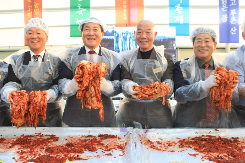 [평창=뉴시스] 5일 강원 평창군 대표 미식축제인 제8회 평창고랭지김장축제 개막식이 열린 가운데 심재국 평창군수, 장문혁 축제위원장 등 주요 내빈들이 김장 담그기 체험을 하고 있다. (사진=평창군 제공) 2025.11.05. photo@newsis.com