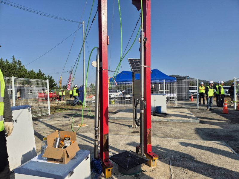 [포항=뉴시스] 송종욱 기자 = (주)희송지오텍이 북구 흥해읍 지열 발전 용지에 심부 지진계 2세트를 다시 설치한 모습. 2025.11.05. photo@newsis.com