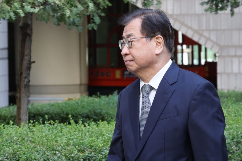 서해 공무원 피격 사건을 은폐하려 한 혐의로 재판에 넘겨진 서훈 전 국가안보실장이 5일 오전 서울 서초구 서울중앙지방법원에서 열린 결심공판에 출석하고 있다. 2025.11.5/뉴스1 ⓒ News1 이광호 기자