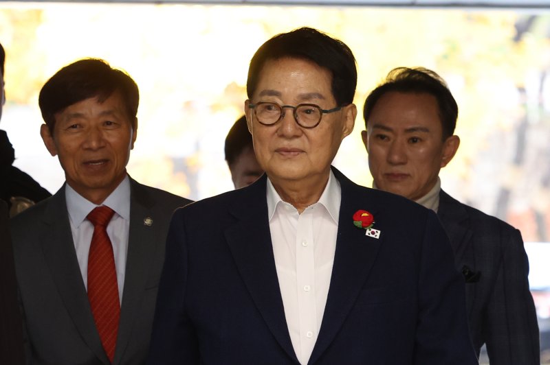 박지원 전 국정원장이 5일 오전 서울 서초구 서울중앙지방법원에서 열린 ‘서해 공무원 피격 은폐 의혹’ 결심 공판에 출석하고 있다. 2025.11.5/뉴스1 ⓒ News1 김명섭 기자