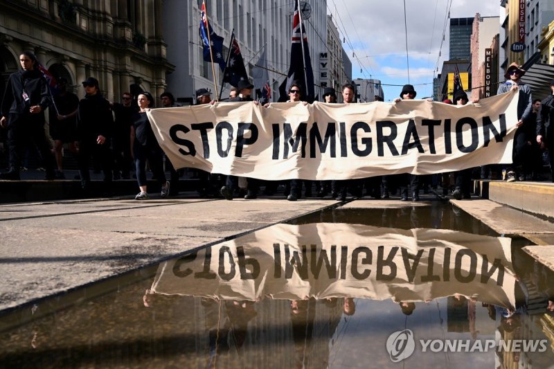 지난 8월 31일(현지시간) 호주 멜버른에서 열린 반이민 시위 (출처=연합뉴스)