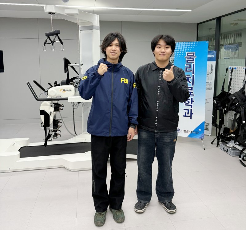 [구미=뉴시스] 중국 유학생 료량(왼쪽)과 마욱 학생. (사진=경운대 제공) 2025.11.05 photo@newsis.com *재판매 및 DB 금지