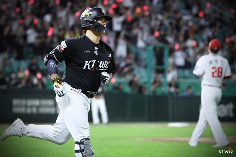 [서울=뉴시스] 프로야구 KT 위즈 강백호가 25일 인천 SSG랜더스필드에서 열린 2025 신한 쏠뱅크 KBO리그 SSG 랜더스와의 경기에서 홈런을 친 뒤 베이스를 돌고 있다. (사진=KT 위즈 제공) 2025.09.25. *재판매 및 DB 금지