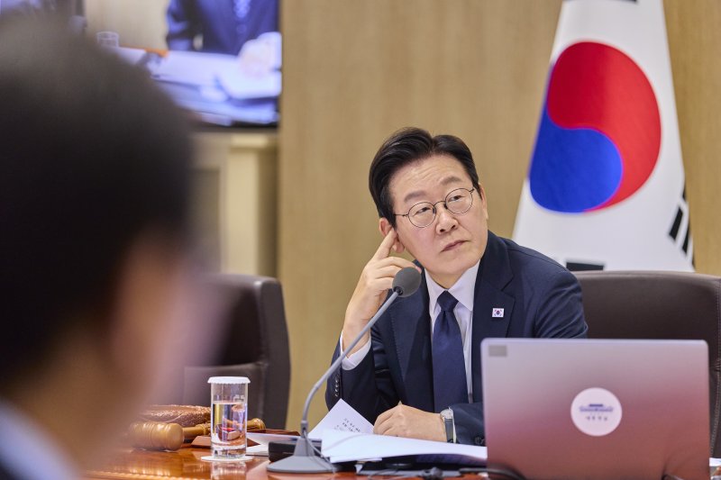 이재명 대통령이 4일 서울 용산 대통령실 청사에서 열린 국무회의에서 발언을 듣고 있다. (대통령실 제공. 재판매 및 DB 금지) 2025.11.4/뉴스1 ⓒ News1 이재명 기자