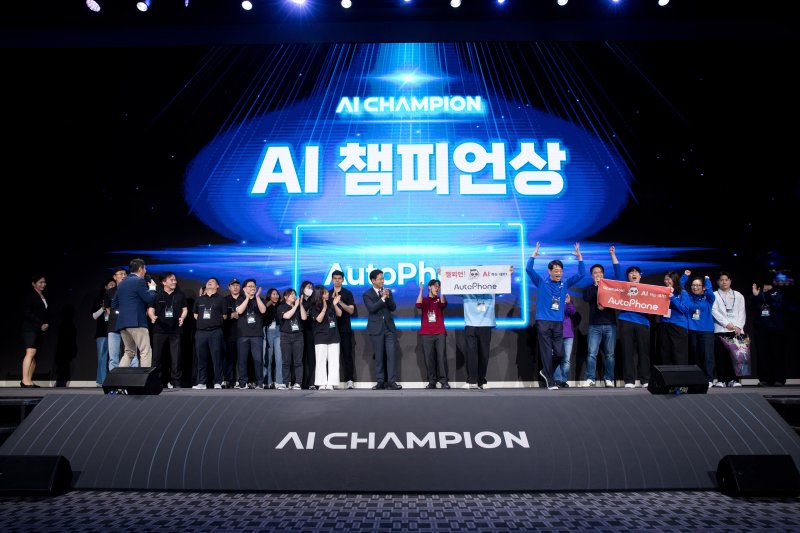 5일 서울 용산구 드래곤시티 호텔에서 열린 과기정통부 주최 'AI 챔피언 대회' 시상식. 신인식 카이스트 전산학부 교수가 이끄는 '오토폰' 팀이 1위를 차지했다.(과기정통부 제공)
