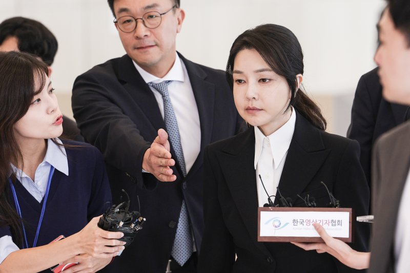 [서울=뉴시스] 사진공동취재단 = 도이치모터스 주가조작 연루 의혹 등을 받는 김건희 여사가 6일 서울 종로구 김건희 특검팀(특별검사 민중기) 사무실에 피의자 신분으로 조사를 받기 위해 들어서고 있다. 2025.08.06. photo@newsis.com