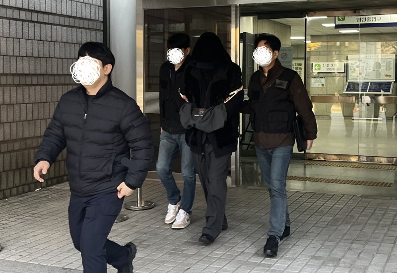 [서울=뉴시스] 임다영 인턴기자 = 술에 취한 채로 운전대를 잡아 일본인 관광객 모녀를 들이받아 숨지게 한 혐의를 받는 30대 남성 서모씨가 5일 오후 서울 서초동 서울중앙지법에서 구속 전 피의자 심문(영장실질심사)을 받고 청사 바깥으로 나오고 있다. 2025.11.05. photo@newsis.com