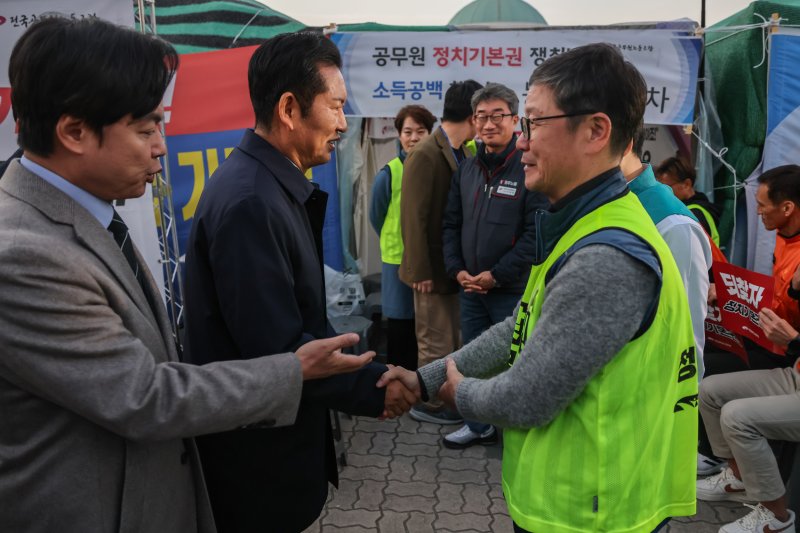 [서울=뉴시스] 고승민 기자 = 정청래 더불어민주당 대표가 5일 오후 서울 여의도 국회 앞 전국공무원노조 농성장을 찾아 이해준 위원장과 악수하고 있다. (사진=전국공무원노조 제공) 2025.11.05. photo@newsis.com *재판매 및 DB 금지