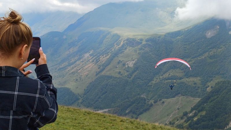 구다우리에서 패러글라이딩을 즐기는 사람들.