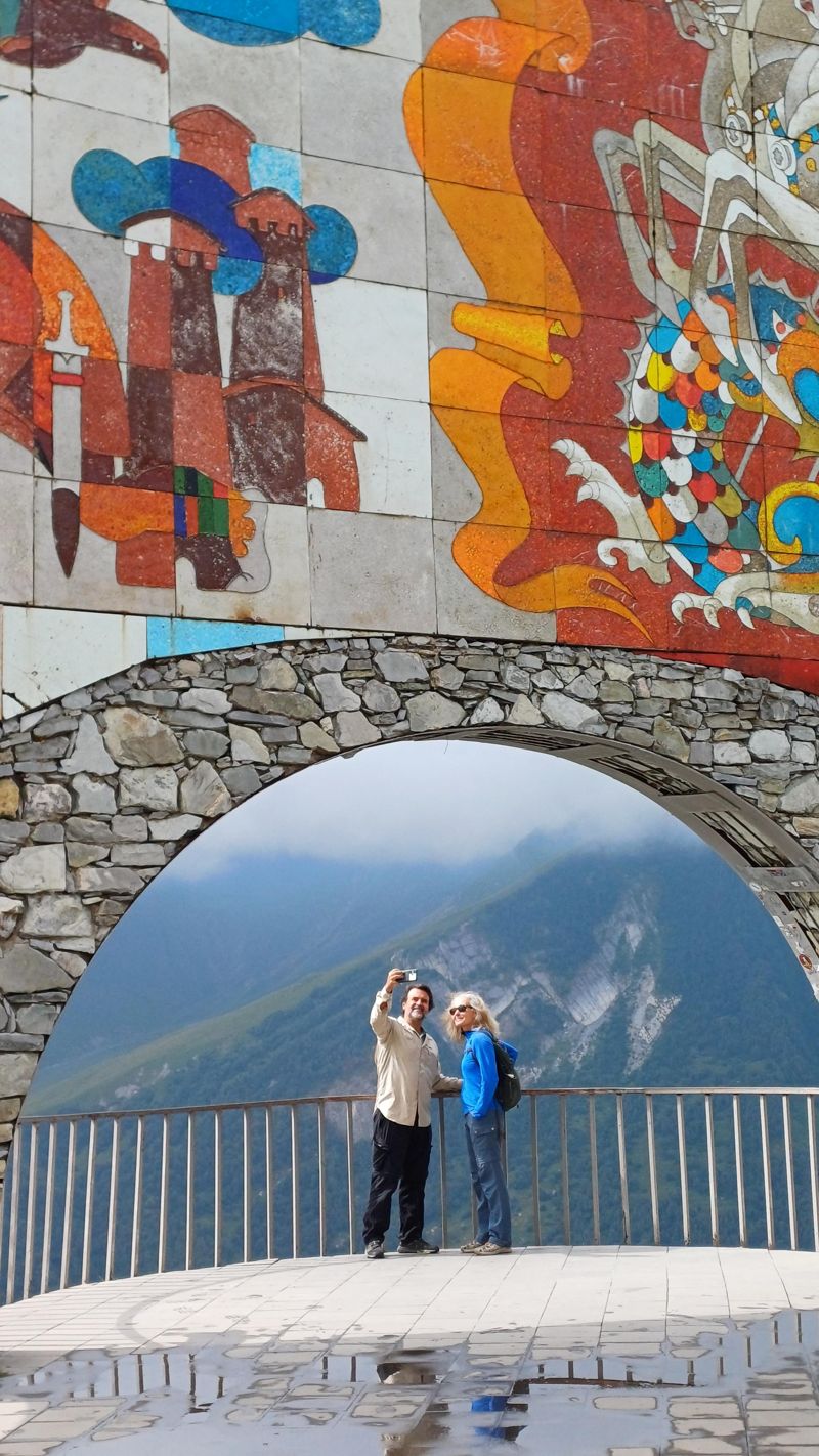 구다우리 전망대에서 셀카를 찍는 관광객들.