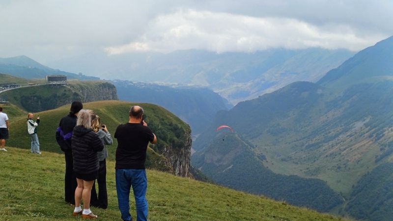 패러글라이딩을 즐기는 사람들.