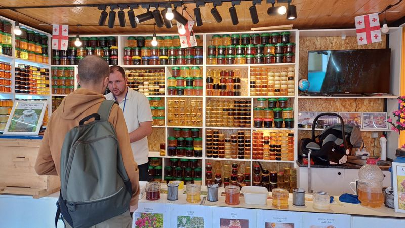 조지아 천연 꿀을 팔고 있는 상점.