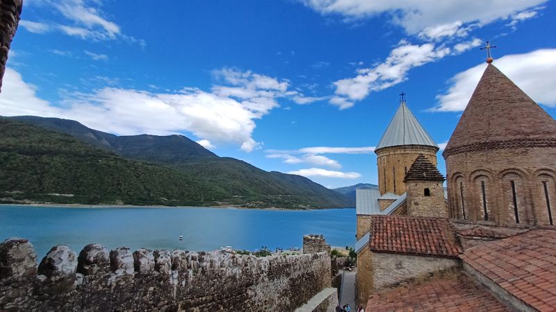 아나누리 요새 밖으로 보이는 진발리 호수.