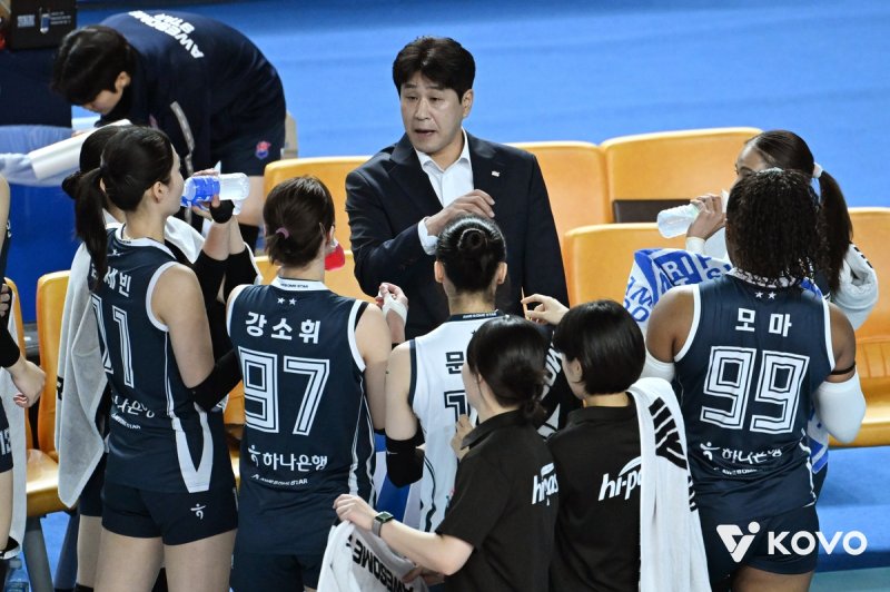 작전 지시하는 김종민 감독 (출처=연합뉴스)