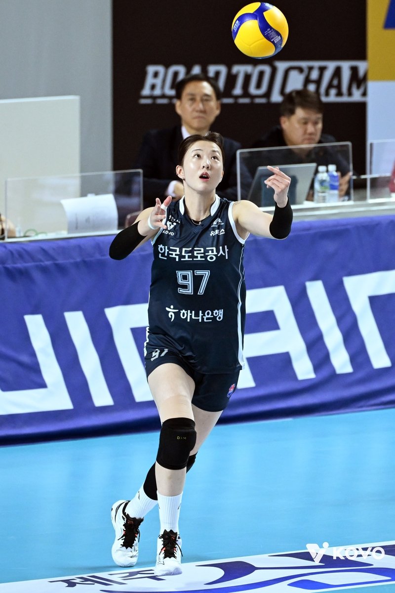 서브하는 강소휘 (출처=연합뉴스)