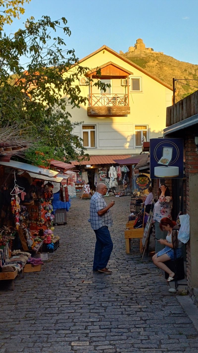 므츠헤타 상점가의 저녁 모습.