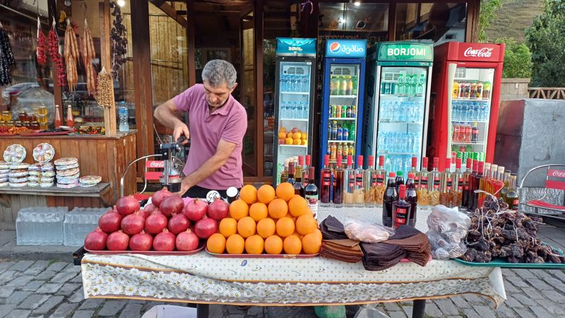 100% 석류 주스를 파는 조지아 상인.