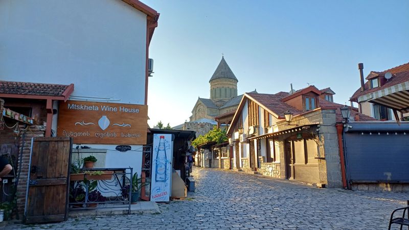 스베티츠호밸리 대성당을 배경으로 한 마을 상점가.