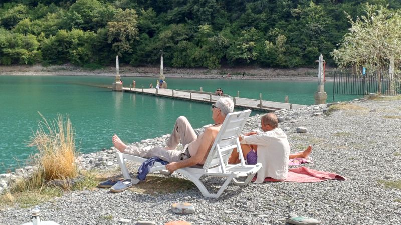 진발리 호수를 보며 휴식을 취하는 조지아 아저씨들.