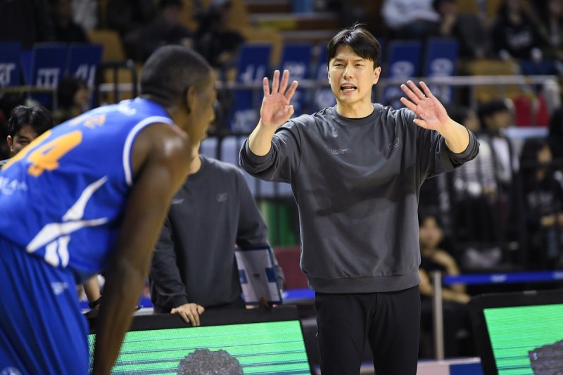 김효범 감독과 니콜슨 (출처=연합뉴스)