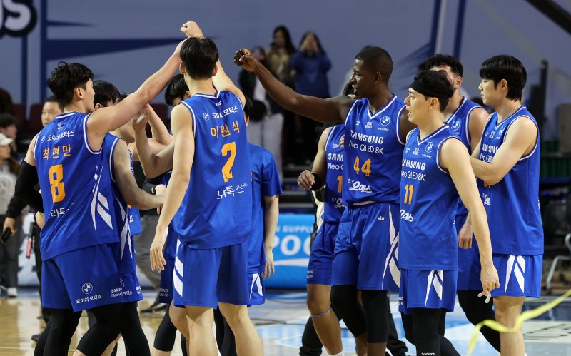 5일 오후 서울 송파구 잠실 잠실실내체육관에서 열린 2025-2026 LG전자 프로농구 정규리그 서울 삼성 썬더스와 안양 정관장 레드부스터스의 경기에서 승리한 서울 삼성 썬더스 선수들이 기뻐하고 있다. 2025.11.5/뉴스1 ⓒ News1 이호윤 기자