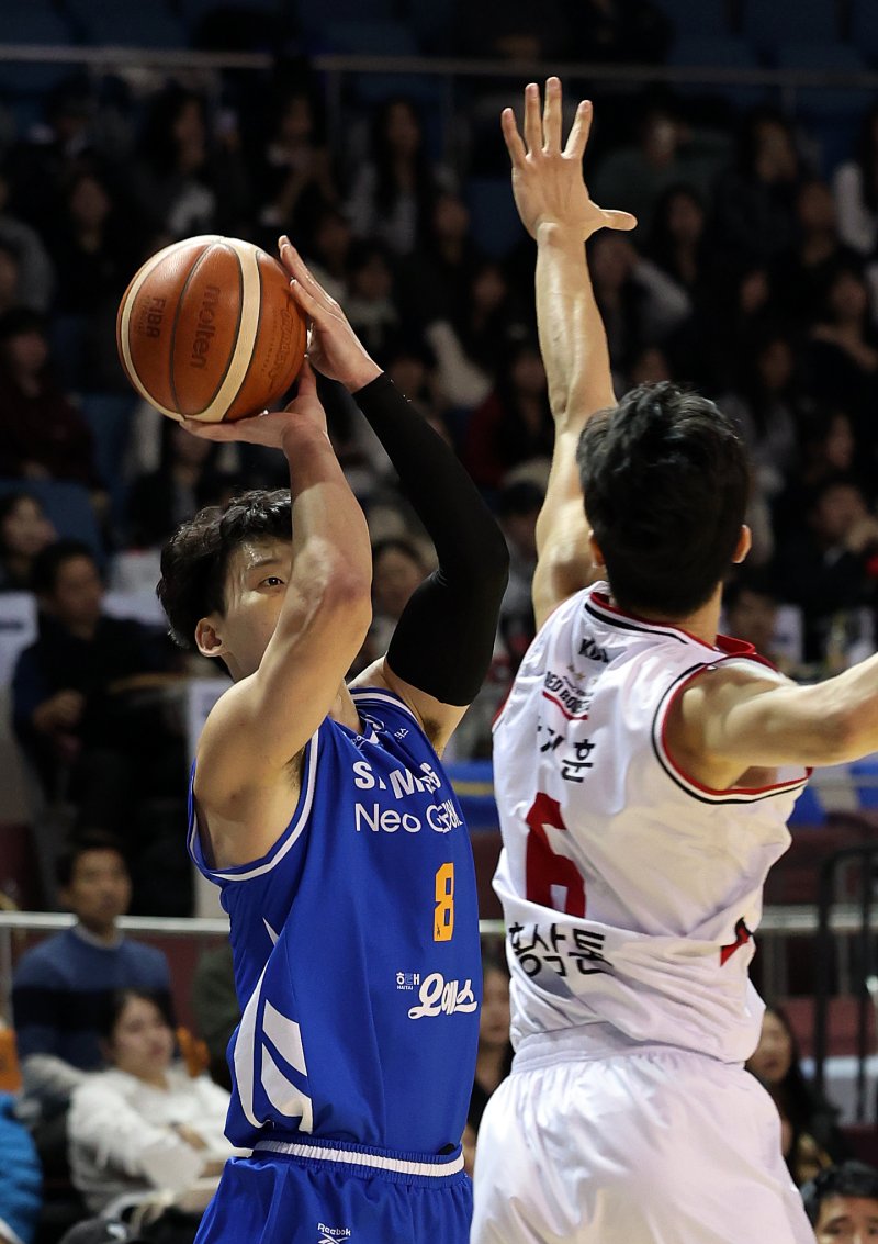 5일 오후 서울 송파구 잠실 잠실실내체육관에서 열린 2025-2026 LG전자 프로농구 정규리그 서울 삼성 썬더스와 안양 정관장 레드부스터스의 3쿼터 경기에서 서울 삼성 최현민이 3점슛을 쏘고 있다. 2025.11.5/뉴스1 ⓒ News1 이호윤 기자