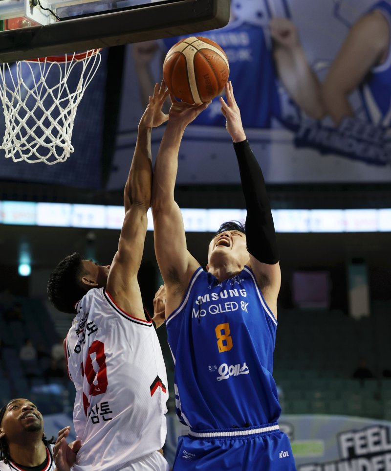 [서울=뉴시스] 홍효식 기자 = 5일 서울 송파구 잠실실내체육관에서 열린 2025-2026 KBL 프로농구 서울 삼성과 안양 정관장의 경기, 삼성 최현민이 슛을 시도하고 있다. 2025.11.05. yesphoto@newsis.com