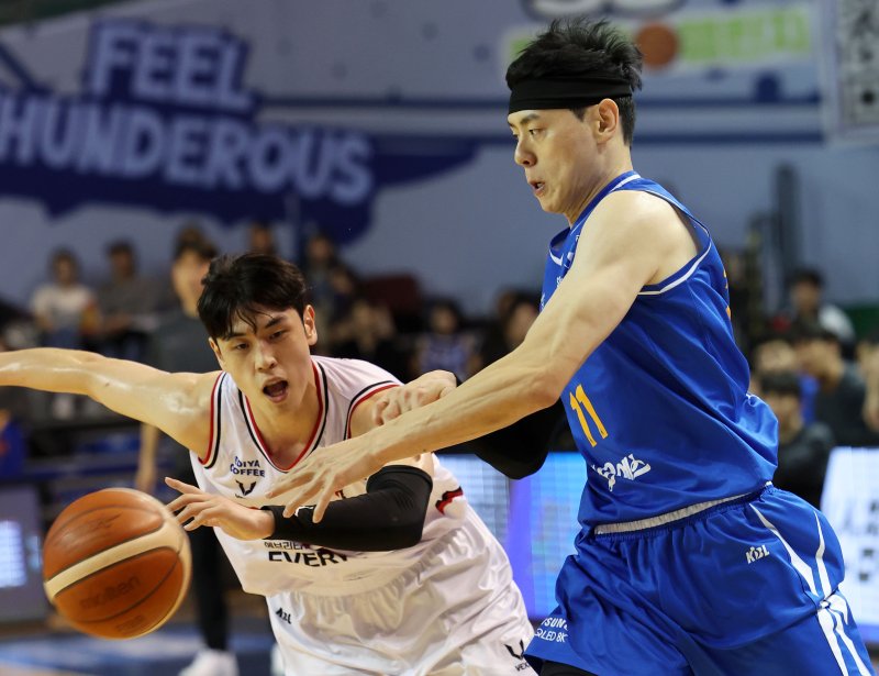 [서울=뉴시스] 홍효식 기자 = 5일 서울 송파구 잠실실내체육관에서 열린 2025-2026 KBL 프로농구 서울 삼성과 안양 정관장의 경기, 삼성 이관희가 패스하는 가운데 정관장 변준형이 공을 쫒고 있다. 2025.11.05. yesphoto@newsis.com