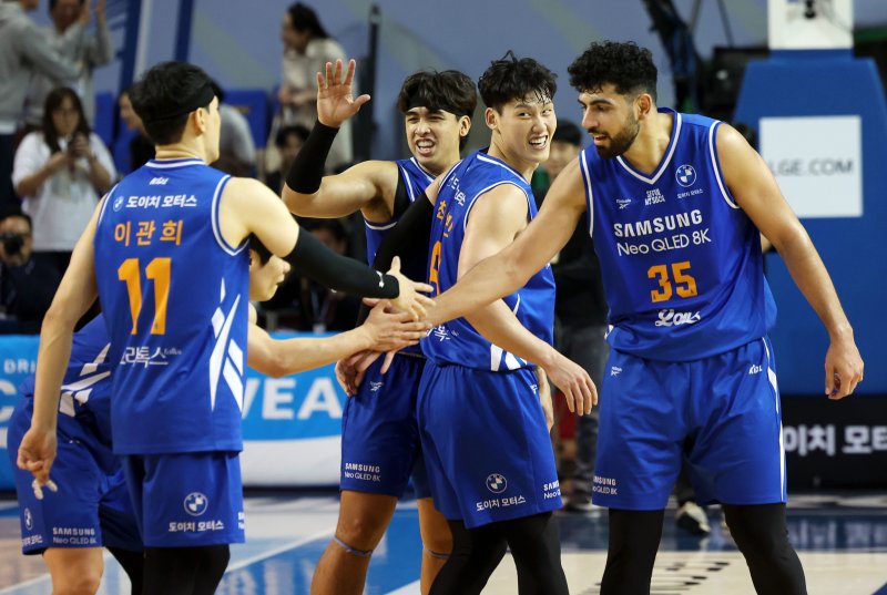 [서울=뉴시스] 홍효식 기자 = 5일 서울 송파구 잠실실내체육관에서 열린 2025-2026 KBL 프로농구 서울 삼성과 안양 정관장의 경기, 89-75로 승리한 삼성 선수들이 기뻐하고 있다. 2025.11.05. yesphoto@newsis.com