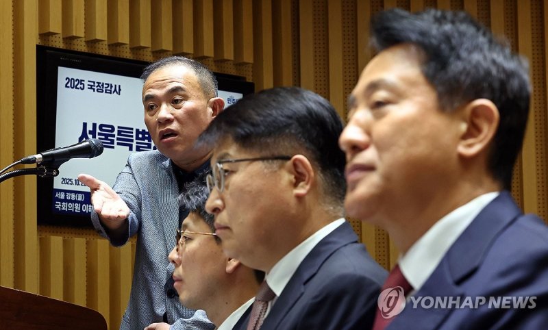 서울시 국정감사 증인 출석해 답변하는 명태균 (출처=연합뉴스)