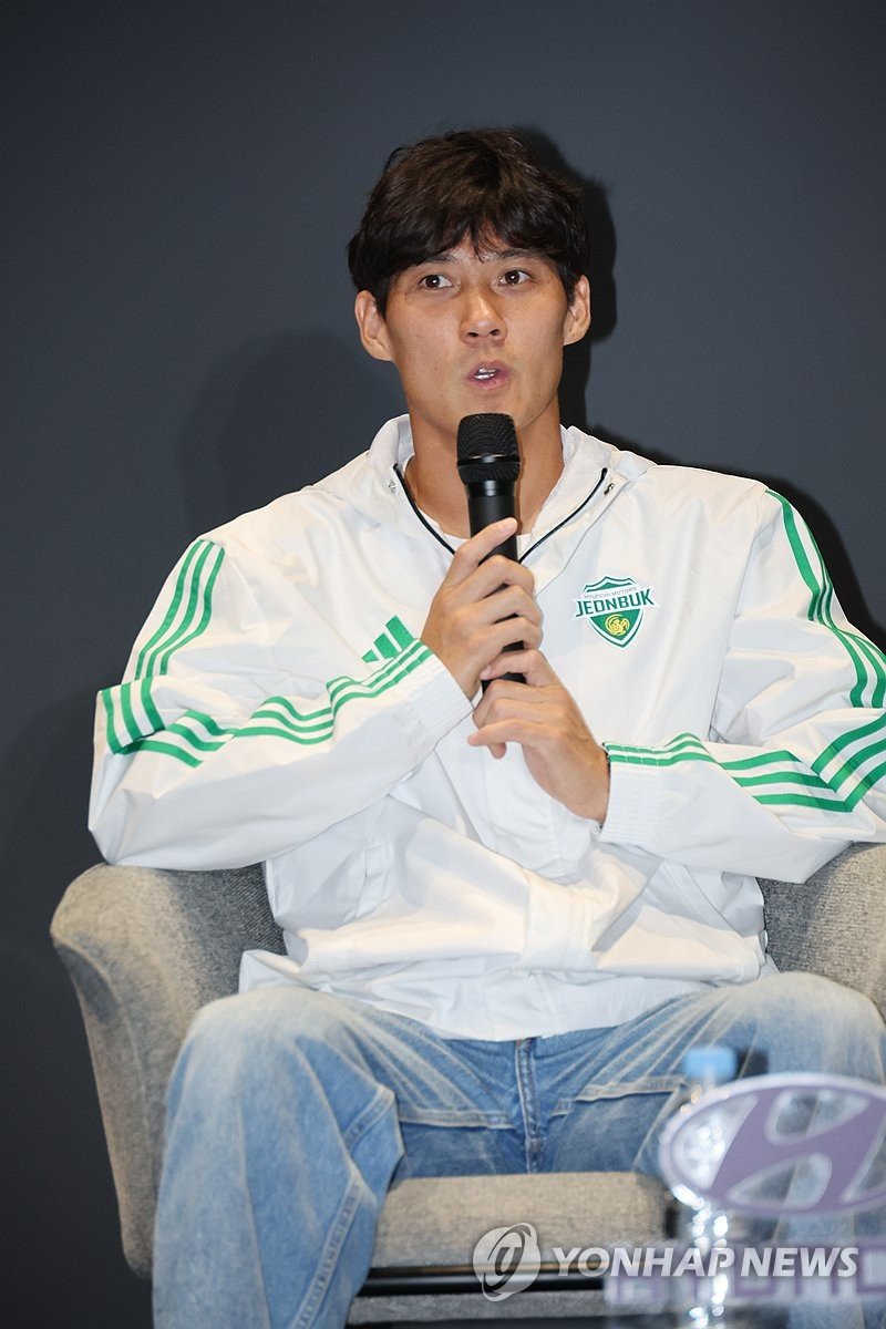 취재진 질문에 답하는 최철순 (출처=연합뉴스)