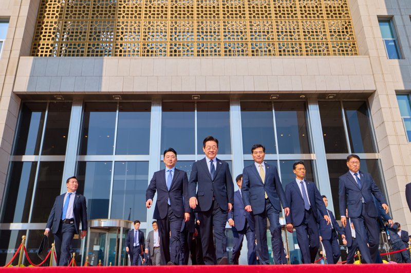 이재명 대통령이 4일 서울 여의도 국회 본회의장에서 2026년도 예산안 및 기금운용계획안에 대한 시정연설을 마친 후 나서고 있다. (이재명 대통령 SNS. 재판매 및 DB 금지) 2025.11.5/뉴스1 ⓒ News1 이재명 기자