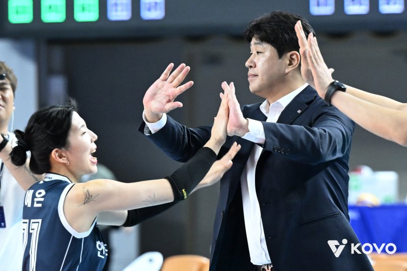 김종민 한국도로공사 감독이 V리그 통산 사령탑 200승을 달성했다. (KOVO 제공)