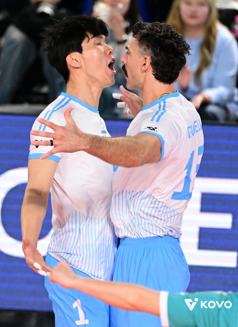 대한항공 러셀(오른쪽)과 김규민. (KOVO 제공)