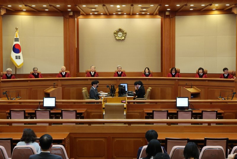 [서울=뉴시스] 배훈식 기자 = 헌법재판소가 법원 재판을 헌법소원 심판 대상으로 삼는 '재판 소원' 도입에 찬성한다는 의견을 밝혔다. 사진은 김상환 헌법재판소장을 비롯한 헌법 재판관들이 지난달 23일 오후 심판사건 선고를 위해 서울 종로구 헌법재판소 대심판정에 자리하고 있는 모습. 왼쪽부터 마은혁 재판관, 조한창 재판관, 정형식 재판관, 김형두 재판관, 김 헌재소장, 정정미 재판관, 김복형 재판관, 정계선 재판관, 오영준 재판관. 2025.10.23. dahora83@newsis.com