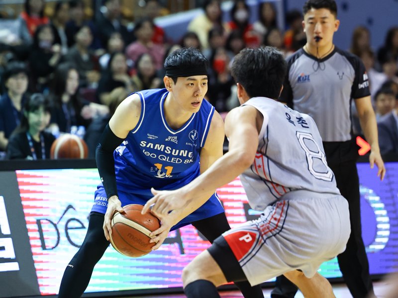 [서울=뉴시스] 최진석 기자 = 23일 서울 송파구 잠실실내체육관에서 열린 2025-2026 KBL 리그 울산 현대모비스와 서울 삼성의 경기, 삼성 이관희가 리딩하고 있다. 2025.10. 23. myjs@newsis.com
