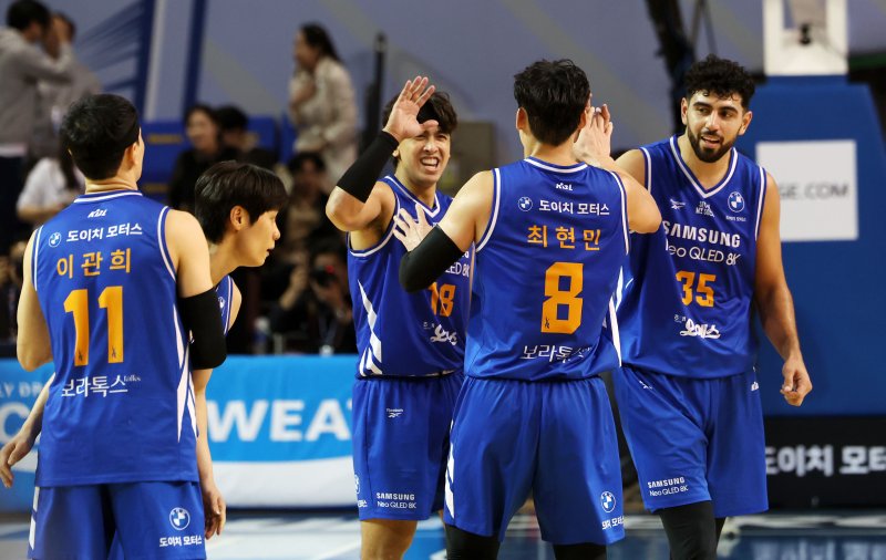 [서울=뉴시스] 홍효식 기자 = 5일 서울 송파구 잠실실내체육관에서 열린 2025-2026 KBL 프로농구 서울 삼성과 안양 정관장의 경기, 89-75로 승리한 삼성 선수들이 기뻐하고 있다. 2025.11.05. yesphoto@newsis.com