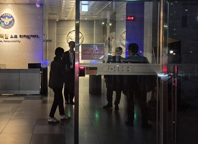 [서울=뉴시스] 이윤석 수습기자 = 자본시장법 위반 혐의로 경찰 조사를 받은 방시혁 하이브(HYBE) 의장이 5일 오후 서울 마포구 서울경찰청 금융범죄수사대를 나서고 있다. 2025.11.05. leeys@newsis.com *재판매 및 DB 금지