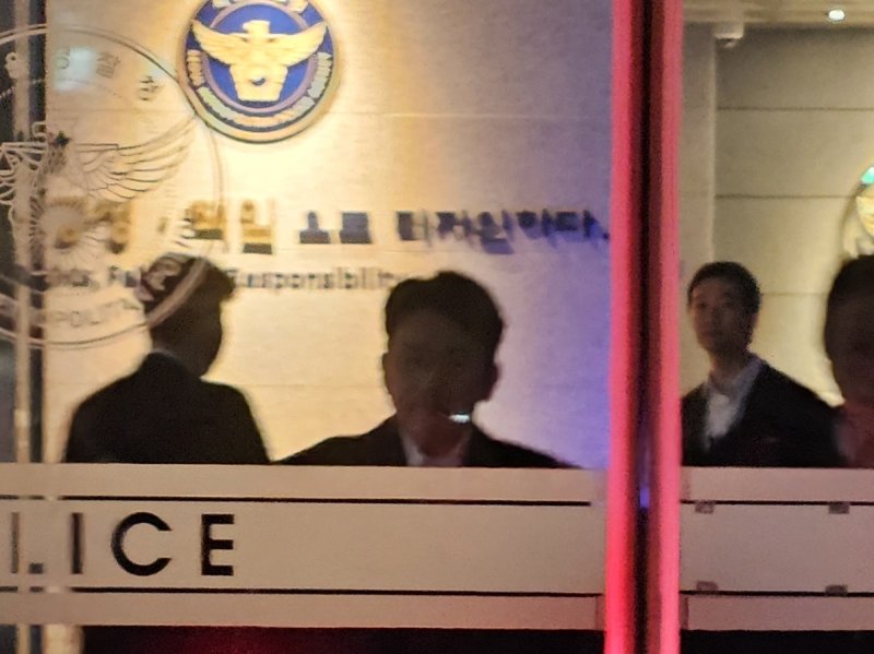 서울경찰청 광역수사단 청사 나오는 방시혁 하이브 의장 (출처=연합뉴스)