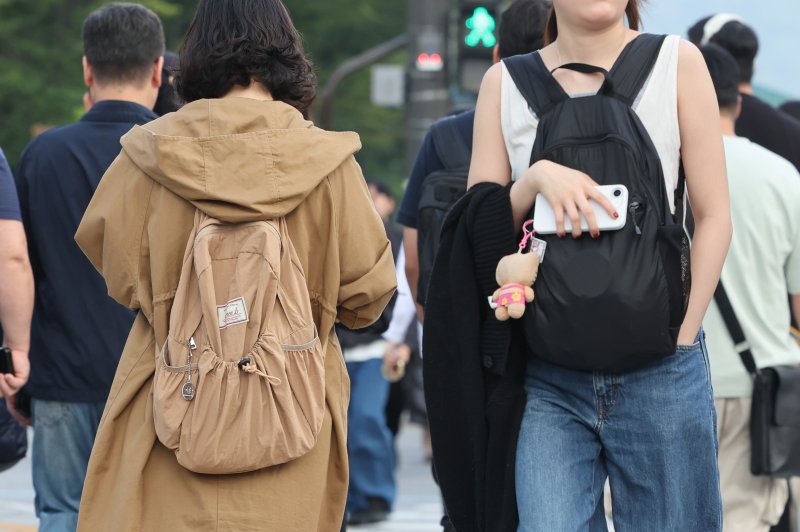 [서울=뉴시스] 황준선 기자 = 아침 최저기온이 15~20도, 낮최고기온은 23~27도로 일교차가 큰 날씨를 보인 29일 오전 서울 종로구 세종대로 사거리에서 긴 소매 차림의 시민들이 발걸음을 옮기고 있다. 2025.09.29. hwang@newsis.com