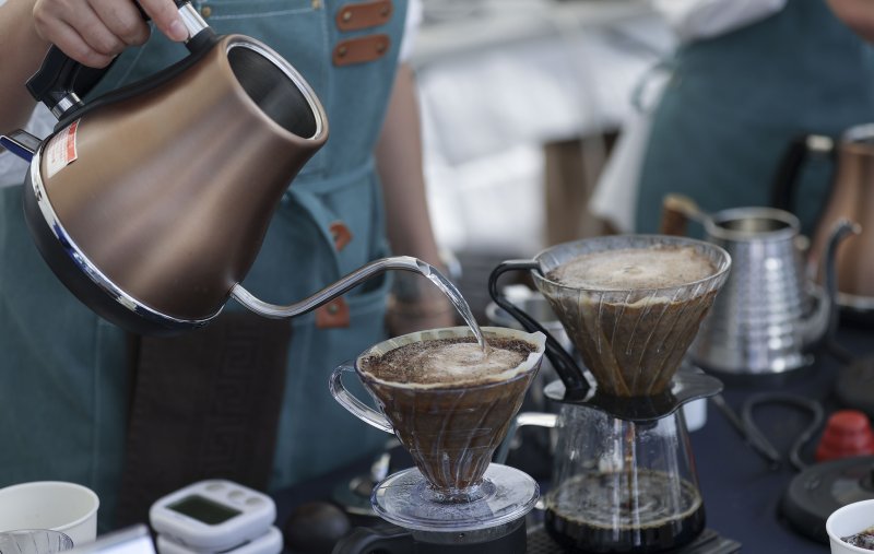 [서울=뉴시스] 정병혁 기자 = 1일 오후 서울 중구 청계광장에서 열린 아리수 탄생 115주년 기념식 일환으로 열린 홍보부스에서 한 바리스타가 아리수로 커피를 내리고 있다. (사진은 기사 내용과 직접 관련이 없습니다.) 2023.09.01. jhope@newsis.com