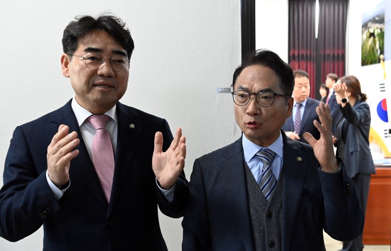 5일 오전 국회에서 열린 정보위원회 전체회의에 앞서 이성권 국민의힘 간사와 박선원민주당 간사가 전날 열린 국정원국감 브리핑내용과 관련, 설전을 벌이자 신성범정보위원장이 양간사를 만류하며 회의실 입장을 권하고 있다. (공동취재) 2025.11.5/뉴스1 ⓒ News1 유승관 기자