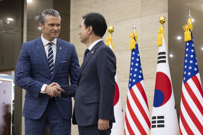 안규백 국방부 장관과 피트 헤그세스 미국 국방장관이 지난 4일 서울 용산 국방부 청사에서 열린 제57차 한미안보협의회의(SCM)를 앞두고 악수하고 있다. (헤그세스 장관 엑스 계정, 재판매 및 DB금지) ⓒ News1 류정민 특파원