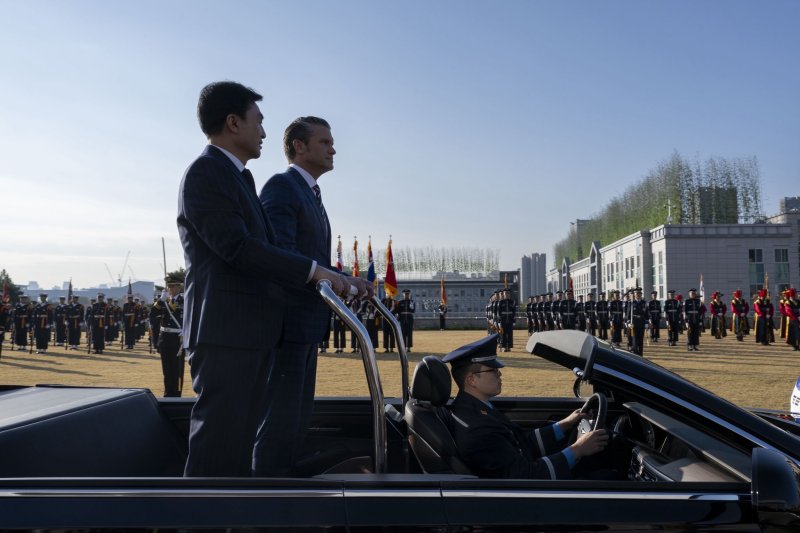 안규백 국방부 장관과 피트 헤그세스 미국 국방장관이 지난 4일 서울 용산 국방부 청사 에서 열린 제57차 한미안보협의회의(SCM)을 앞두고 의장대 사열을 받고 있다. (헤그세스 장관 엑스 계정, 재판매 및 DB금지) ⓒ News1 류정민 특파원