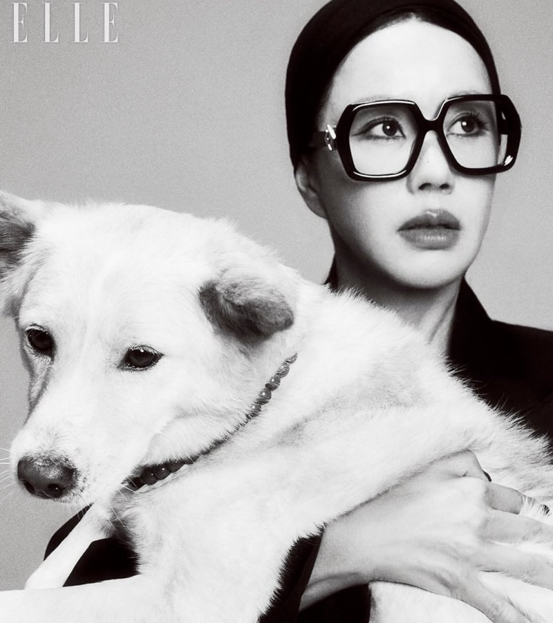 엄정화 반려견과 화보 촬영…독보적 분위기