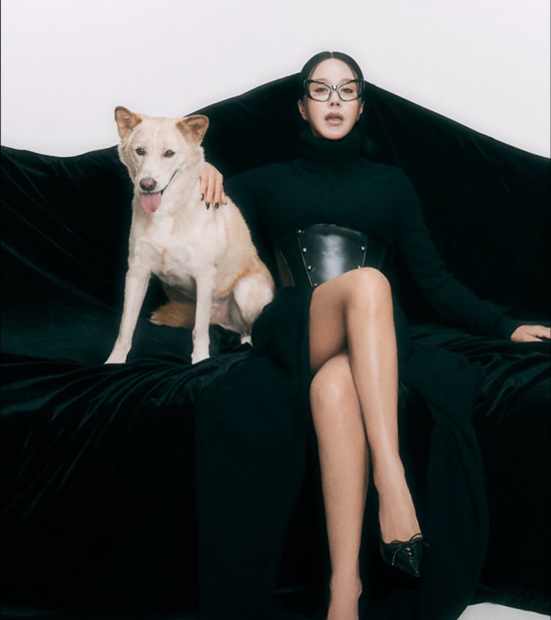 엄정화 반려견과 화보 촬영…독보적 분위기
