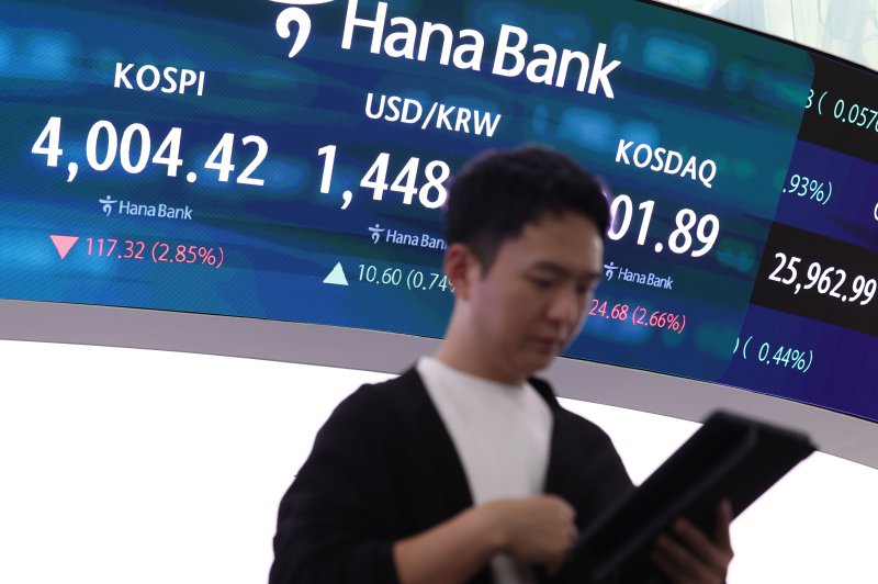 [서울=뉴시스] 이영환 기자 = 코스피가 전 거래일(4121.74)보다 117.32포인트(2.85%) 내린 4004.42에 마감한 5일 오후 서울 중구 하나은행 딜링룸 전광판에 종가가 표시되어 있다.코스닥 지수는 전 거래일(926.57)보다 24.68포인트(2.66%) 하락한 901.89, 서울 외환시장에서 원·달러 환율은 전 거래일 주간거래 종가(1437.9원)보다 11.5원 오른 1449.4원에 주간 거래를 마무리했다. 2025.11.05. 20hwan@newsis.com